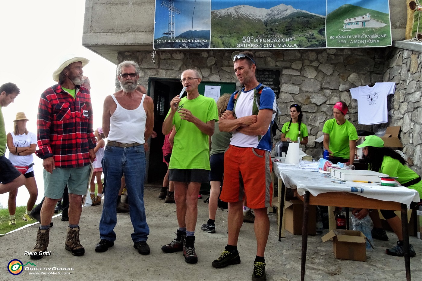 39 Medaglie a due fondatori del gruppo Elio Epis e Tito Oprandi (rappresentato dal filgio Omar).JPG